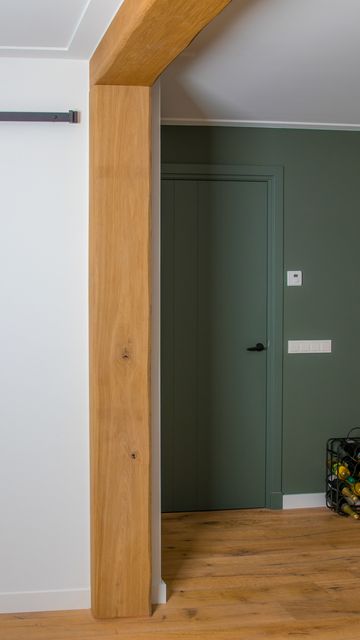 Glazen binnendeur met een houten omlijsting.